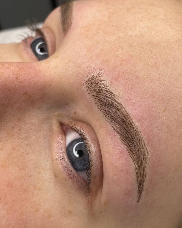 Permanent Make-up Augenbrauen — Arbeit von SIAmore Cosmetics